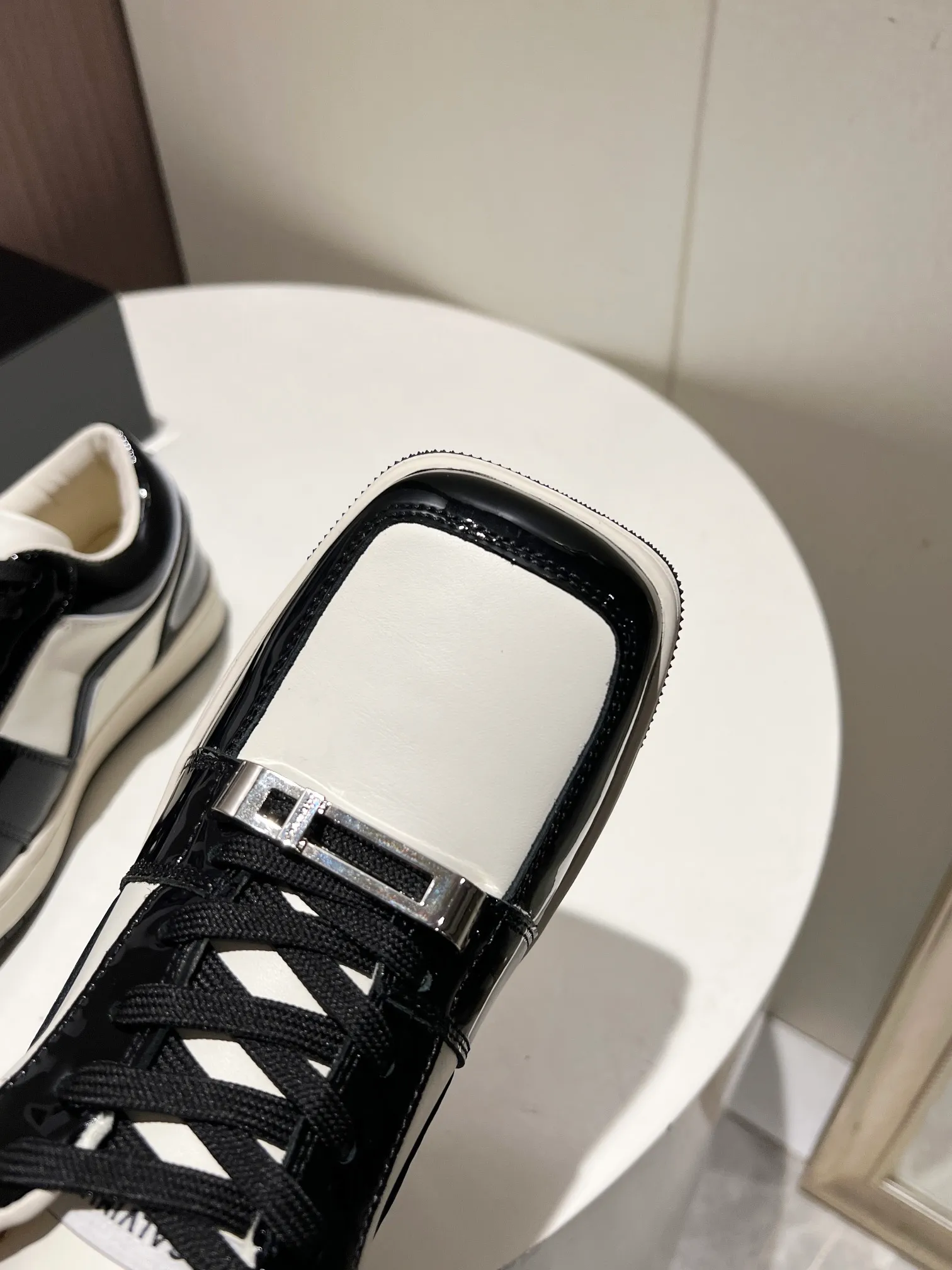 👟👟Ex-factory price 480👟👟 👑CALVINLUO I CUBE SNEAKER trendy brand square shoes low-top casual square-toe sneakers skateboard shoes sneakers👑 Starting from the design elements of classic two-color sneakers, CALVINLUO extracts the iconic elements of casual sneakers and integrates them into the formal "square toe" of formal shoes to make the overall lines of the sneakers more distinct. Nowadays, the matching rules are casual. 🧣Formal sports shoes are nothing new. The unique avant-garde square lines of CUBE SNEAKER, whether it echoes the tough and crisp suits, or appears in an eclectic manner in street styles, are a choice that breaks away from tradition and shows personality🧢 ▪️ Fabric: Original custom imported first-layer cowhide ▪️ Lining: Imported breathable mesh lining + soft sheepskin ▪️ Sole: Original molded two-color TPU outsole ▪️ Size: 35-40 (40 customized)